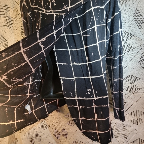 Versona size medium black cream lines with flaps in back. Long sleeve. - Picture 7 of 13